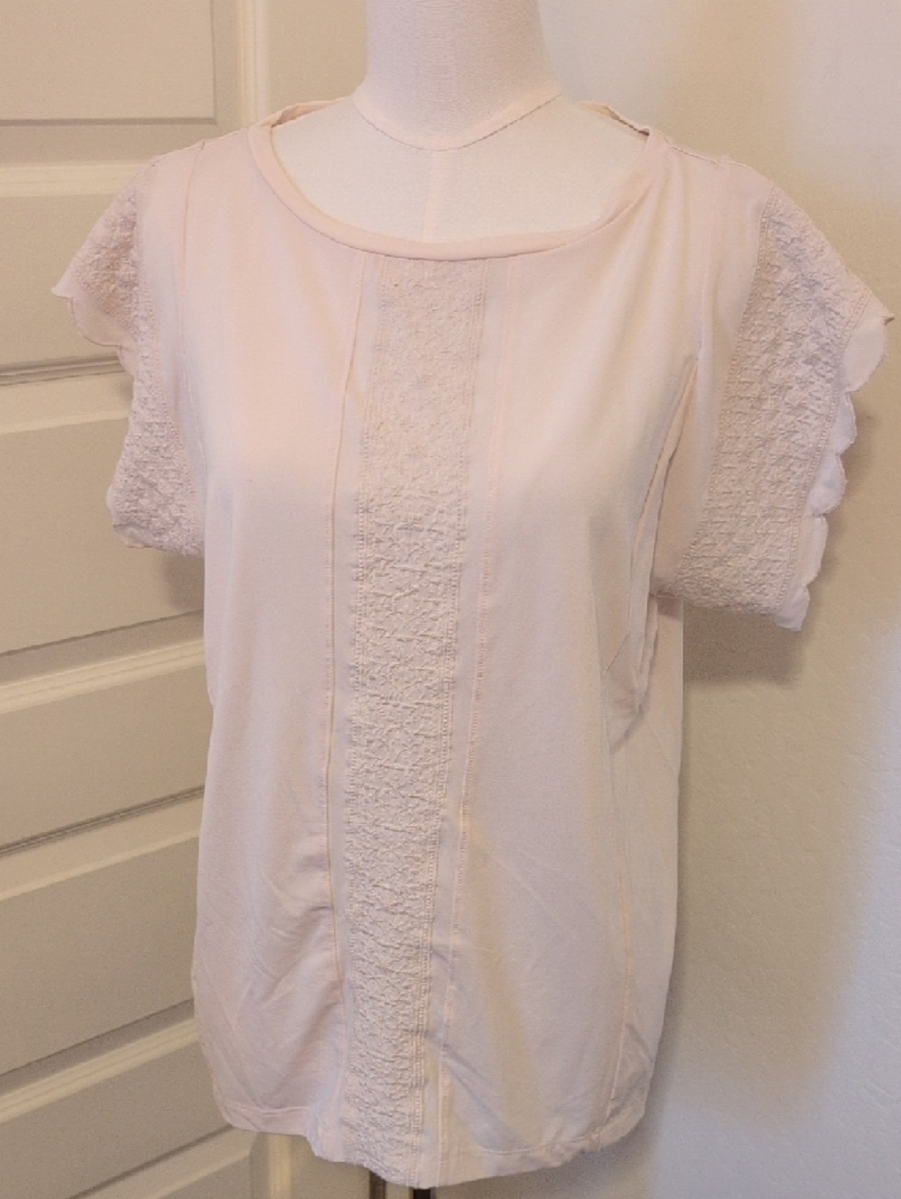 BANANA REPUBLIC Embroidered Short Sleeve Scalloped Tee Blush Size Medium